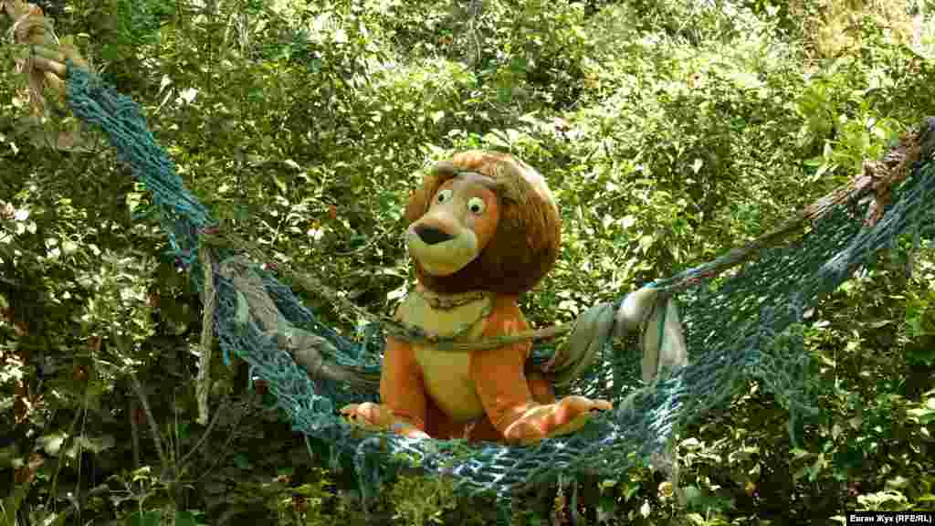 Плюшевый лев «отдыхает» в гамаке