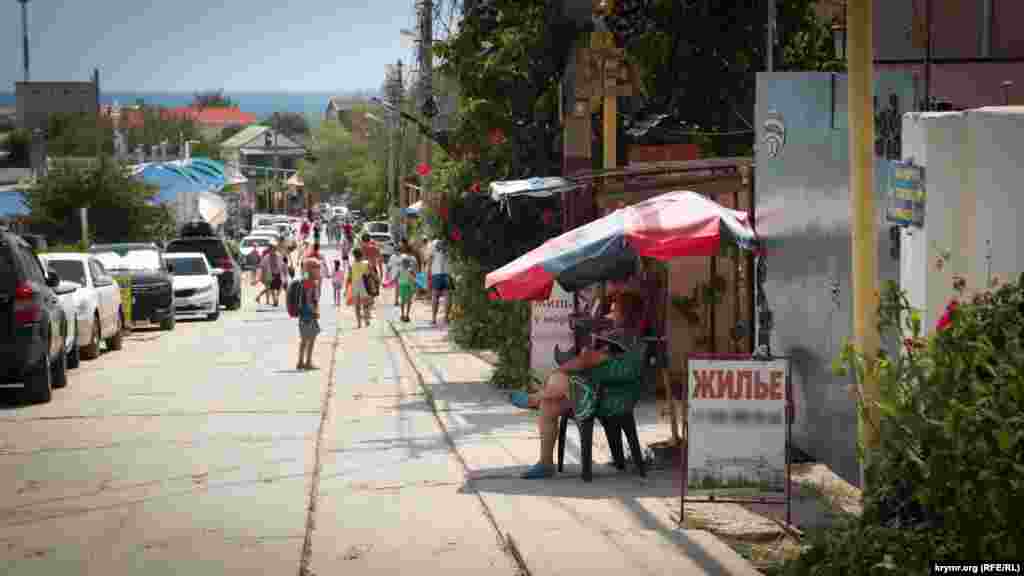 В Коктебеле предлагают жилье прямо на улице. Цены на аренду разные – номер для семьи из трех человек можно арендовать за 3,5 – 4 тысячи рублей (1274 – 1455 гривен)