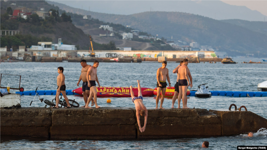 Отдыхающий прыгает с пирса 