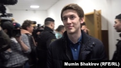 Егор Жуков перед судебным заседанием