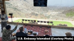 امریکايي سفارت وايي، سفیر په تورخم کې د سوداګریزو او کاروباري هلو ځلو جاج واخیست - د اګست څلورمې انځور.