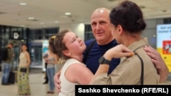 Владислав Єсипенко прибув до Праги, де його зустріли дружина Катерина і донька Стефанія