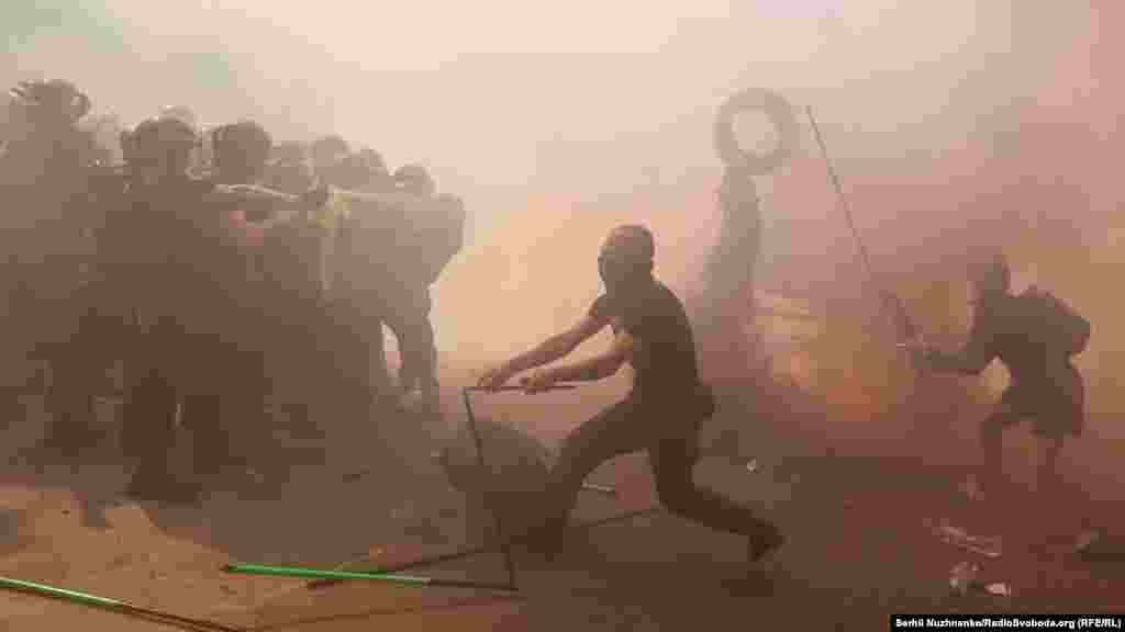 Видання «Букви» повідомило, що напад було скоєно на їхнього фотокореспондента Олександра Кужельного