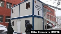 Пунктът за ваксинация в двора на УМБАЛ "Св. Иван Рилски"