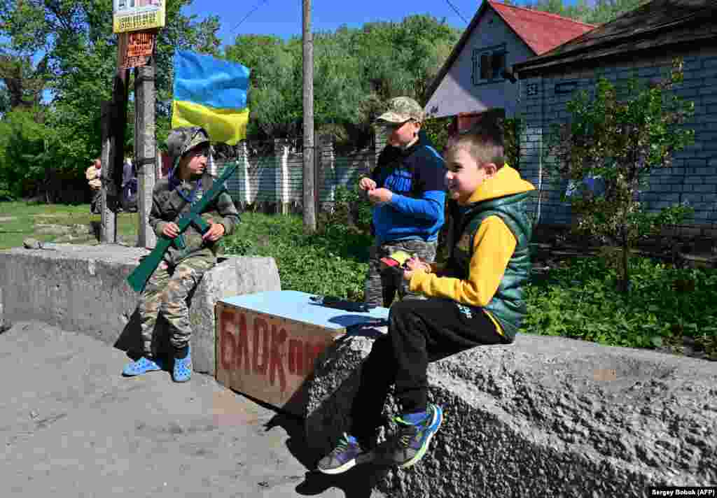 Місцеві діти в Харківській області встановили «блокпост». 5 травня 2022 року