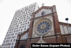 Catedrala Sf Iosif din Bucuresti si cladirea de birouri adiacenta, Cathedral Plaza.