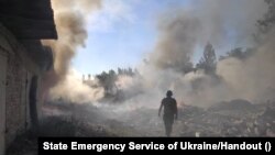 Spasilac hoda među ruševinama na mjestu stambenog područja uništenog u ruskom vojnom napadu, u gradu Toretsku u ukrajinskoj regiji Donjeck 27. juli 2022.