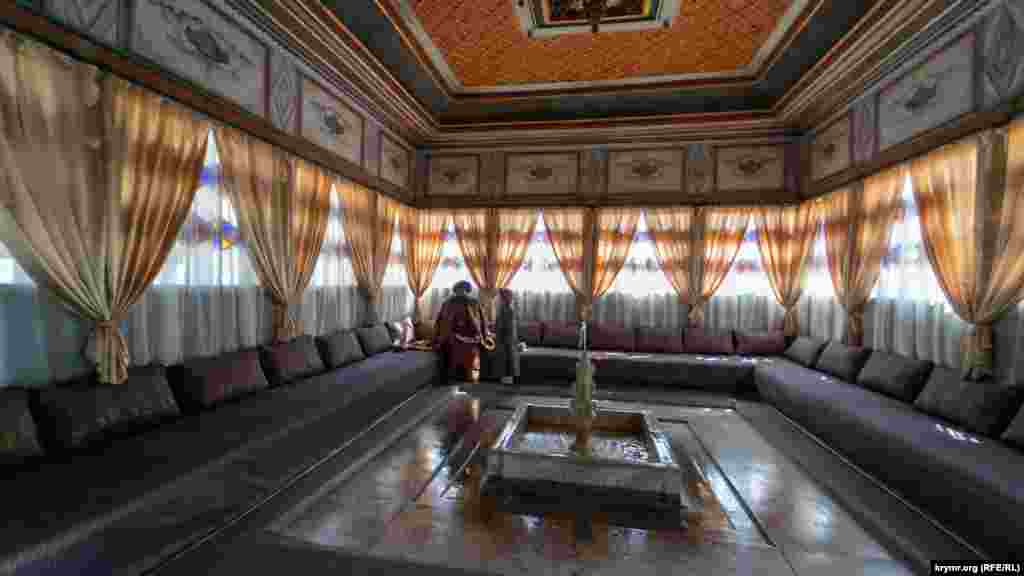 В летней беседке дворца. Как считают историки, она была сооружена в конце XVII — начале XVIII веков. Первоначально это было одноэтажное сооружение, открытое с трех сторон, со стрельчатыми арками, опирающимися на тонкие каменные колонны. После пожара 1736 года беседка была перестроена мастером Омером: колонны усилили, установили в центре фонтан с бассейном, надстроили второй этаж