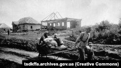 Жителі українського села тікають від війни та наступу гітлерівців. Україна. 1941 рік ЦДКФФА України імені Г. С. Пшеничного