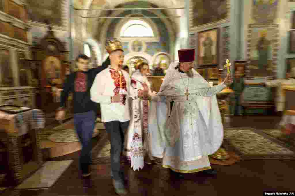 Український військовий на позивний &laquo;Карп&raquo; та волонтерка Ганна вінчаються у Харківській області 24 липня. &laquo;Весільний бум в Україні має історичний прецедент. У розпал Другої світової війни у 1942 році у Сполучених Штатах за 12 місяців зареєстрували 1,8 мільйона шлюбів, що на 83% більше, ніж десятиліттям раніше. &nbsp;