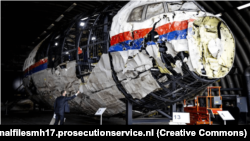 Фрагменти збитого літака було зібрано на місці аварії біля села Грабове на Донеччині. Потім їх перевезли до Нідерландів, де військові криміналісти реконструювали корпус. Його розміщено в ангарі військової бази Гілзе-Рейєн