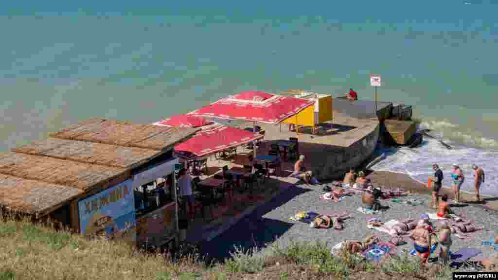 Эту «Хижину» разместили у основания укороченной в результате прошлогоднего ремонта буны. Купание возле нее тоже под запретом