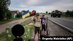 Небезпечні ігри: українські діти граються у війну (фотогалерея)