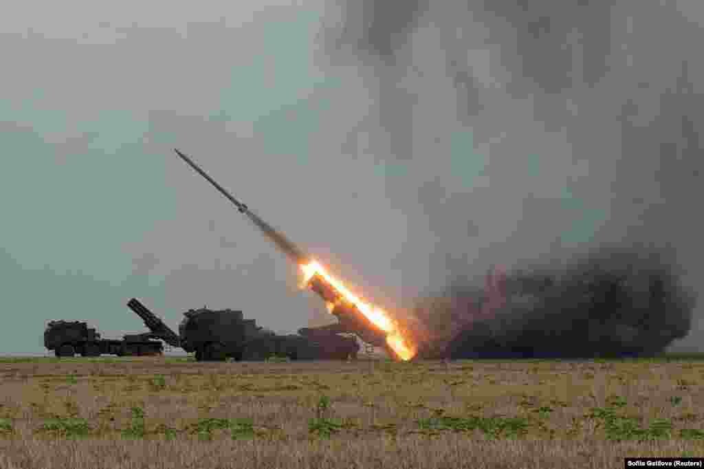 Українські військові стріляють по позиціях російських військових у Харківській області з реактивної системи залпового вогню БМ27 «Ураган». Фото від 4 серпня 2022 року