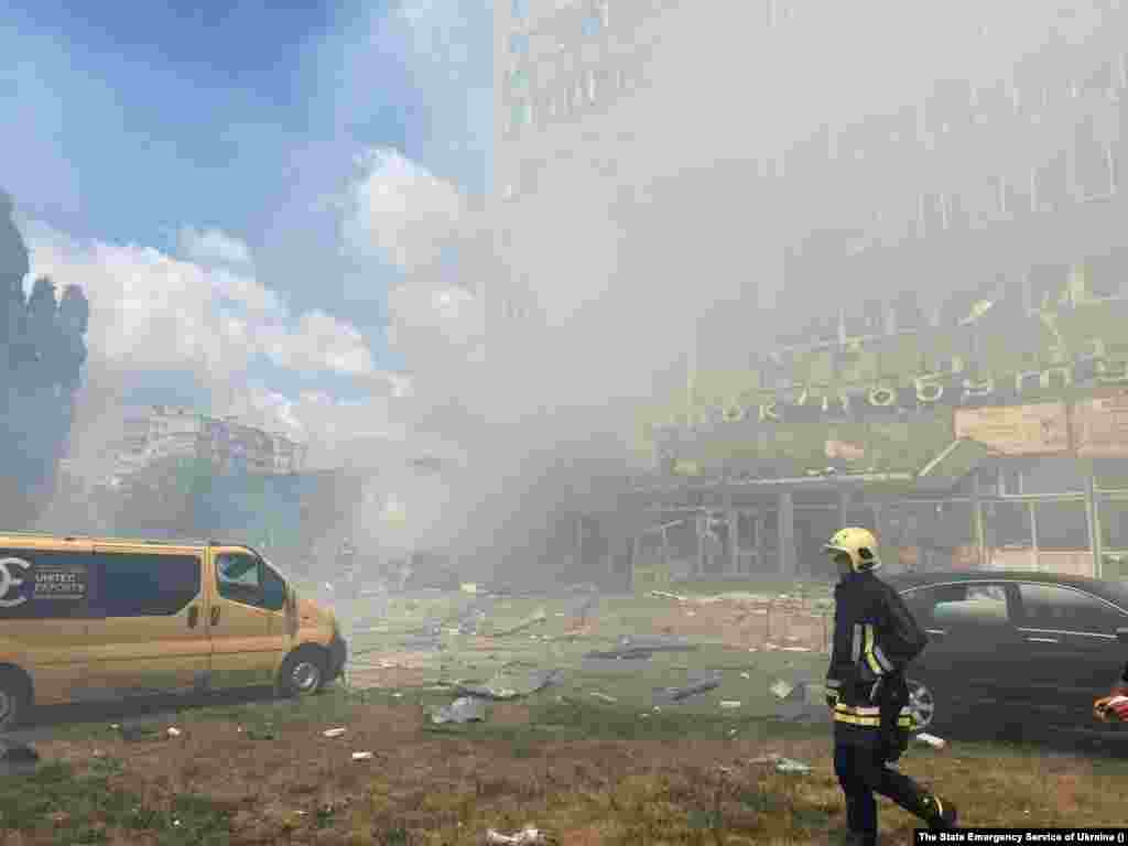 О 10:45 сталося влучання на паркувальний майданчик поблизу дев’ятиповерхового Будинку побуту «Ювілейний», поідомляє ДСНС України