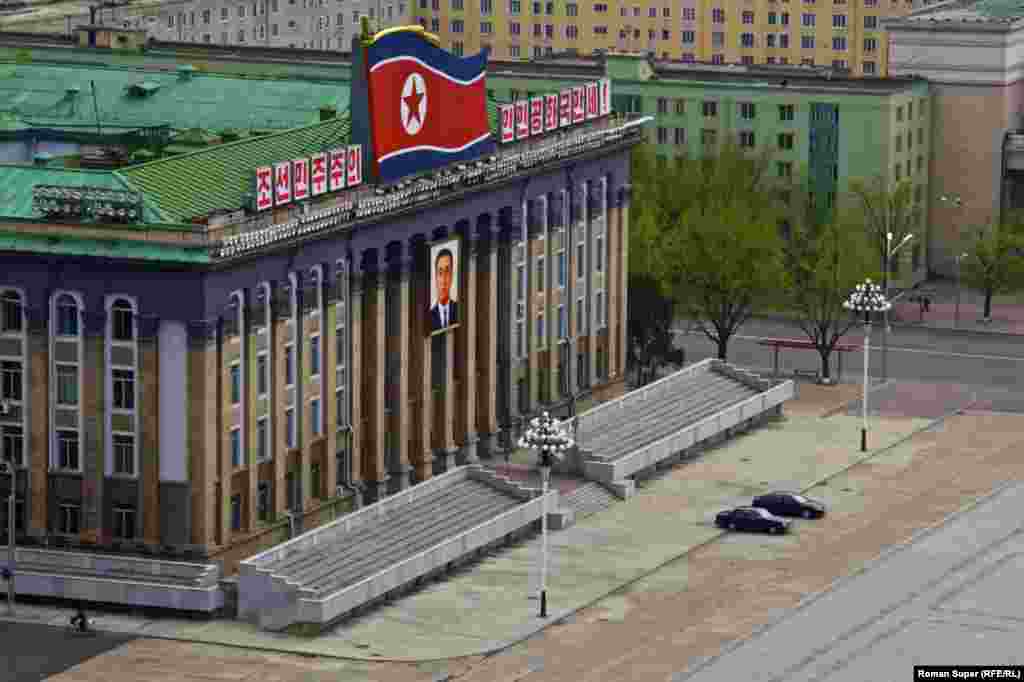 Вид на площадь товарища Ким Ир Сена – центральную площадь Пхеньяна. Кстати, совсем недавно на этой площади рядом с гигантскими портретами корейских товарищей висели портреты Ленина и Маркса. Но при Ким Чен Ыне Ленина и Маркса убрали. Нам – русским чучхеистам – ужасно обидно