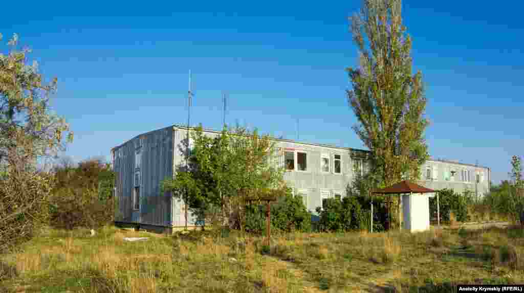 «Берлинами» старожилы самого молодого крымского города на берегу Азовского моря называют немецкие двухэтажные сборные дома. Их сорок лет назад, во время строительства поселка-спутника Крымской атомной электростанции, поставили из Берлина и других городов тогдашней ГДР Больше о «берлинах» и «мертвом» сезоне на Азовском побережье Крыма – в фотогалерее