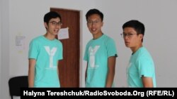 Зліва направо: Джейк Вонґ, Кріс Енґ і Томмі Янг