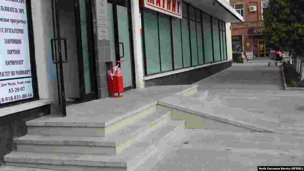 Судя по всему, в покупателях-колясочниках не очень заинтересованы небольшие супермаркеты