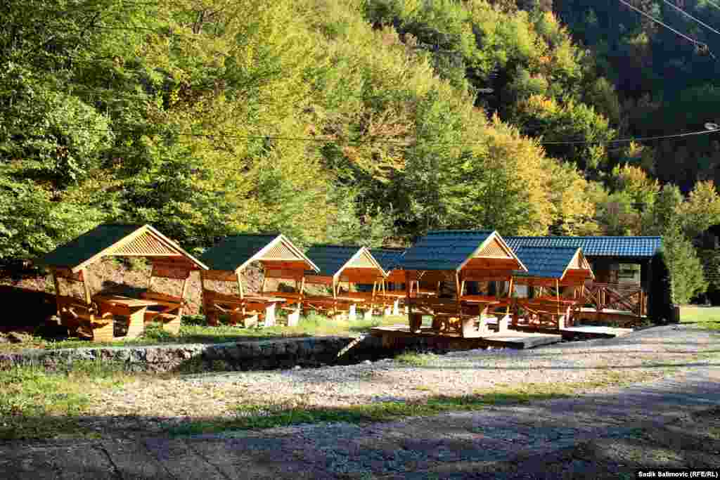 Ni restoran koji je sagrađen na pola puta do glavnih izvorišta Gubera ove godine nije radio. U ovom kraju, banjski turizam je doživio vrhunac sedamdesetih godina prošlog vijeka.