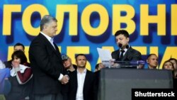 Зеленський (п) здобув у другому турі виборів президента 73,22% голосів. Порошенко (л) – 24,45%