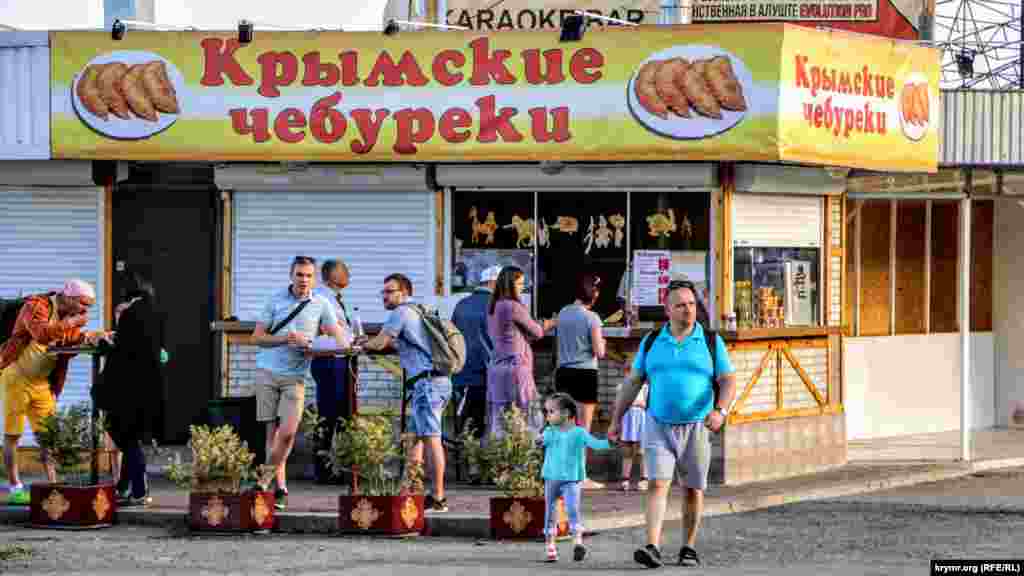 Крымские чебуреки по 50-80 рублей (≈ 21-33 грн) за штуку