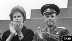 Валентина Терешкова и Юрий Гагарин на трибуне Мавзолея, 1963 год