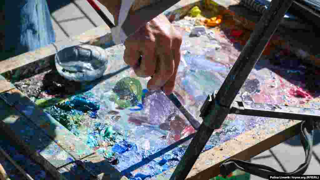 Природа полуострова под конец «бархатного» сезона влияет на местных художников вдохновляюще