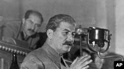 Йосип Сталін, генеральний секретар Комуністичної партії Радянського Союзу доповідає про проєкт нової радянської конституції у Кремлі. Москва, 1936 рік