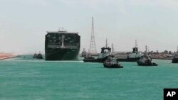 Судно йде з помітним нахилом на лівий борт: із нього довелося злити баластну воду, необхідну для стабілізації