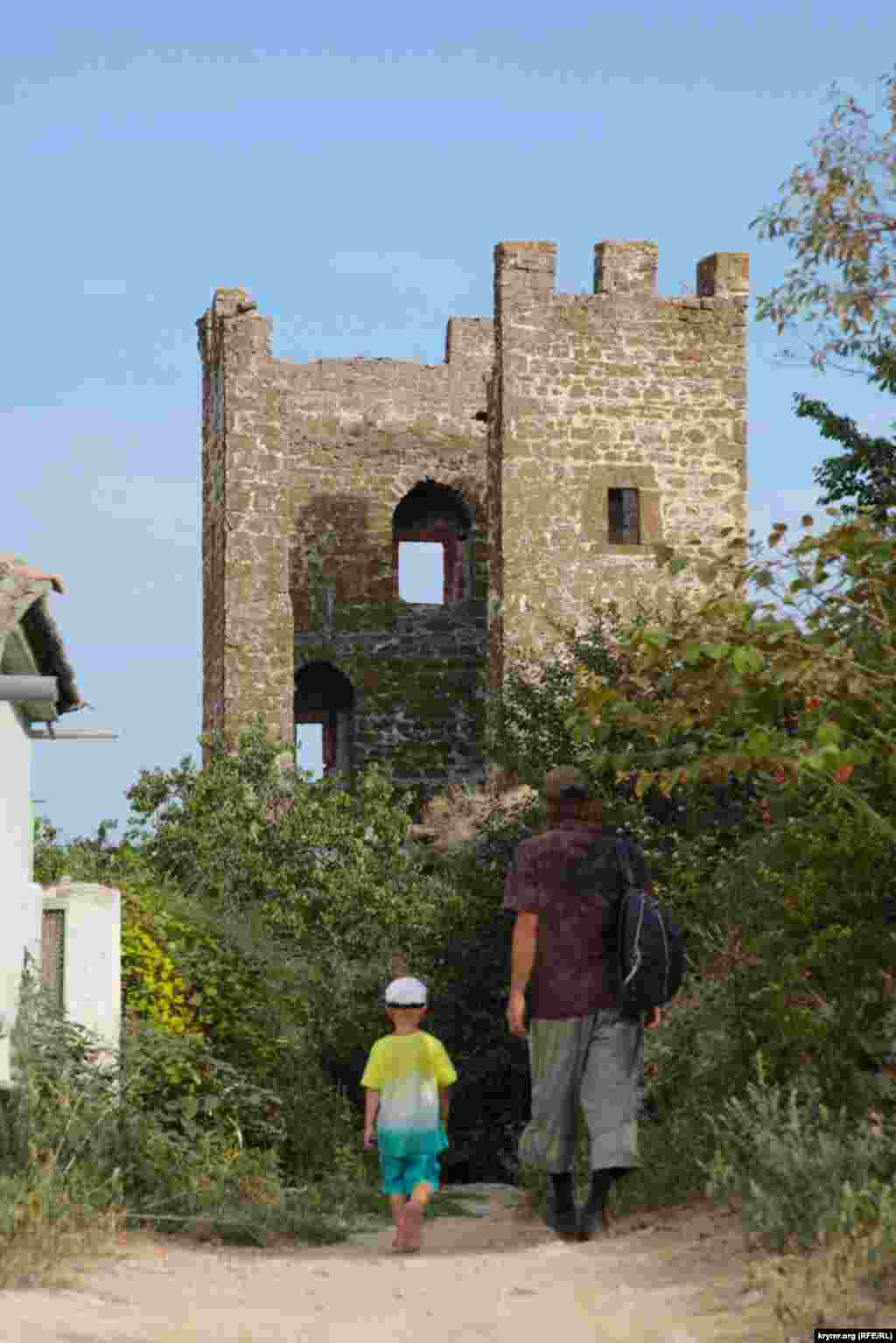 Название Карантин на итальянском звучит как «Quaranta giorni», что в переводе означает «40 дней». Столько времени подозрительные корабли, которые могли принести болезнь в город, были на проверке