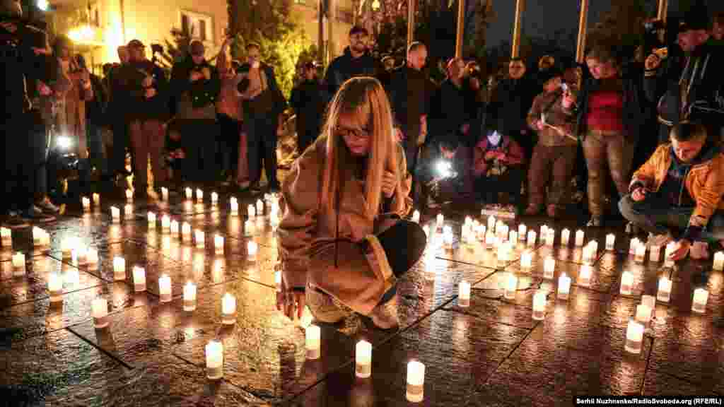 ...та запалили навколо нього свічки