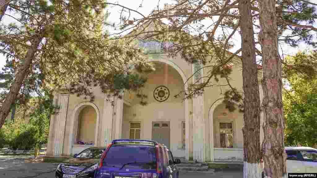 А уже бывший кинотеатр, который назывался «Родина», теперь переоборудован под часовню