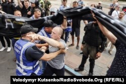 Один чоловік кілька разів вистрибував перед першою колоною маршу, намагаючись зупинити ходу або вирвати з рук учасників плакати