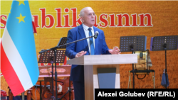 Președintele Adunării Populare de la Comrat, Dmitri Constantinov, la celebrarea a 35 de ani de la „proclamarea republicii autonome găgăuze”, în august 2025. Acesta a afirmat recent că alegerile pentru Legislativul găgăuz ar urma să aibă loc, cel mai probabil, în martie 2026.