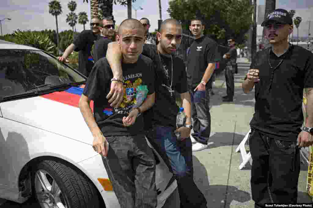 Маленькая Армения - район в Западном Голливуде, штат Калифорния, является домом для одной из крупнейших общин армянской диаспоры. "Я чувствую большую связь с моим кланом, чем с родиной", - рассказал Туфанкджян пожилой американский армянин.  