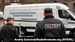 За поясненням СБУ, повідомлення про мінування можуть надходити на електронну пошту Служби безпеки, Нацполіції або власне «замінованих» установ, при цьому зловмисники використовують програмне забезпечення для збереження анонімності