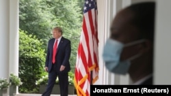 Президент США Дональд Трамп виходить на пресконференцію, де оголошує про розрив відносин із ВООЗ, Вашингтон, 29 травня 2020 року