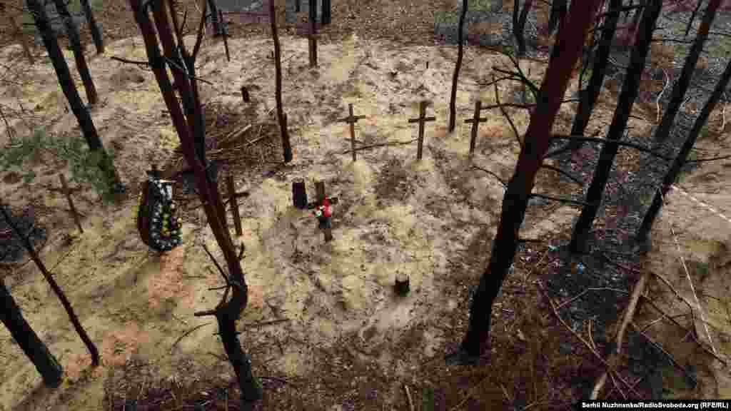 Також були виявлені тіла цивільних людей. На думку Лубінця, ці люди загинули внаслідок російських бомбардувань міста під час наступу армії РФ, а також померли під час російської окупації. 