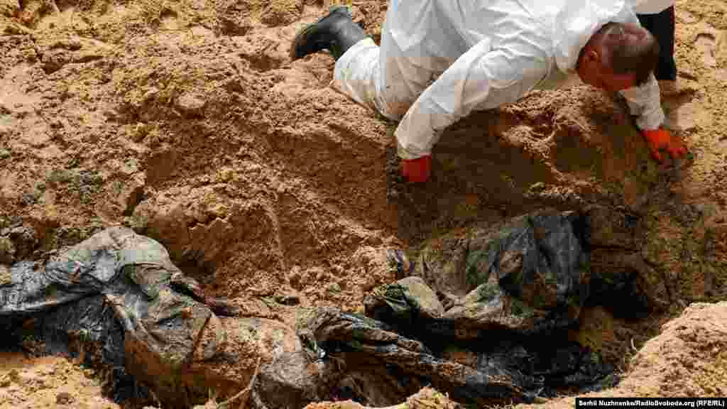 Масове похованя під Ізюмом, де були знайдені тіла військових ЗСУ, 16 вересня 2022 року Голова Національної поліції Ігор Клименко повідомив, що на територіях деокупованої Харківщини виявили 10 місць, де російські війська катували людей