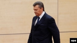 За даними ОГП, підозрюваний «діючи в інтересах експрезидента України,... вибув на територію Російської Федерації і досі не повернувся»