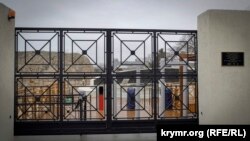 За новыми воротами с турникетами - бетонно-чугунная стела. Слева развалины башни Зенона