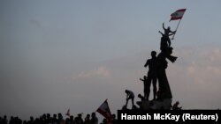 На вулицю в суботу вийшли тисячі людей. Вони протестували проти правлячого політичного класу, звинувачуючи його в глибокій політичній та економічній кризі, в якій перебуває країна