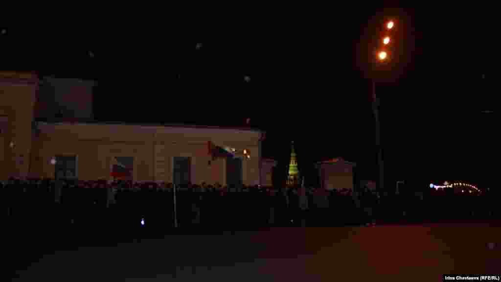 Очередь за деньгами у выхода из станции метро "Боровицкая"