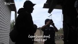 Ukrajinski civili evakuišu Kupjansk usred ruskih napada dronovima Ukrajinski civili evakuišu Kupjansk usred ruskih napada dronovima