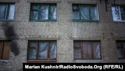 Иллюстрационное фото. Окна студенческого общежития, поврежденніе осколками, Красногоровка