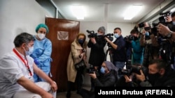 Medijski radnici na zadatku tokom vakcinacije osoblja Opće bolnice u Sarajevu, mart, 2021.