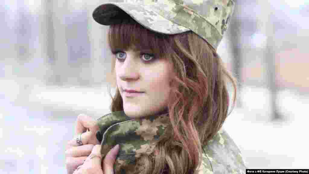 Катерина Луцик, 81-а десантно-штурмова бригада: «Коли надаєш допомогу на позиції, робиш масаж серця і розумієш, що вже 20 хвилин пройшло, що це вже смерть і нічого зробити не можна... І найстрашніше тоді для мене – обернутися, знаючи, що за моєю спиною хлопці стоять, які з ним служили, його командири, і вони стоять і чекають моїх слів. Це найважче – обернутись і сказати: вибачте, але він помер. Я почуваюся... як на страшному суді, коли виносять страшний вирок… Страшно, але це доводилось говорити саме мені».