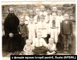 Діти сиротинця в Унівській лаврі УГКЦ, серед яких і єврейські хлопчики Адам Ротфельд і Леон Хамейдес, разом із Праведником світу ієромонахом Даниїлом Тимчиною