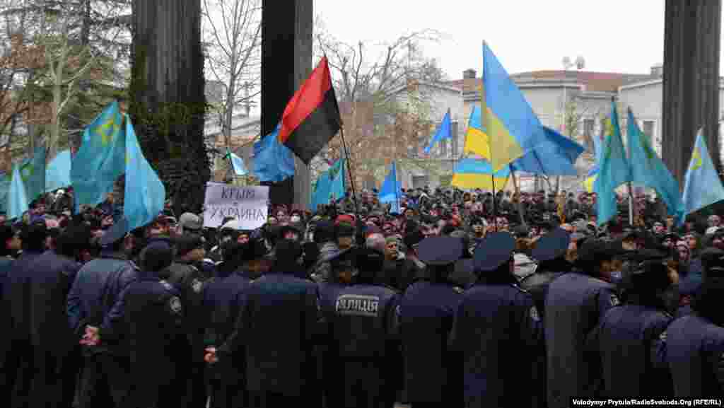 Флаги на многотысячном митинге в поддержку территориальной целостности Украины, созванный Меджлисом крымскотатарского народа. Симферополь, 26 февраля 2014 г. Фото Володимир Притула.